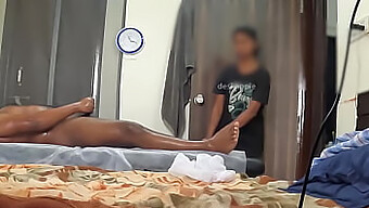 Massage Mit Einer Überraschenden Drehung Befriedigen